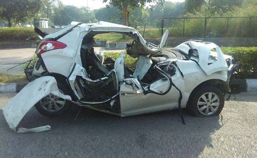 Early this morning, a Hyundai in Delhi toppled over on a large road in central Delhi, a street light jammed